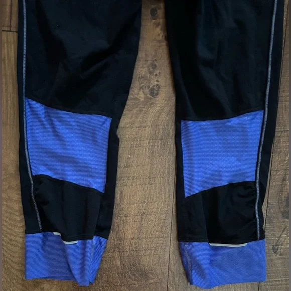 Athleta woman’s cropped leggings 
Size small blue black - Picture 8 of 8